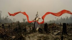 Penampilan Tari Tanggai Palembang dalam karya satir Tarian Kehancuran Budaya yang mengangkat kritik terhadap karhutla dan kerusakan lingkungan.