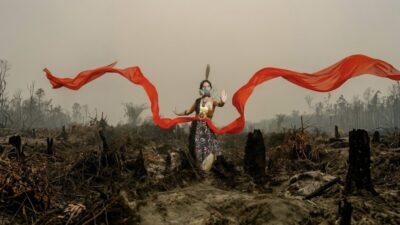 Penampilan Tari Tanggai Palembang dalam karya satir Tarian Kehancuran Budaya yang mengangkat kritik terhadap karhutla dan kerusakan lingkungan.