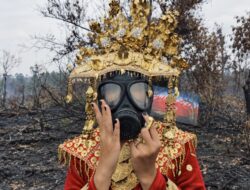 FOTO: Tarian Kehancuran Budaya, Tari Tanggai Palembang Sindir Kuasa di Balik Karhutla