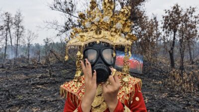 Tari Tanggai Palembang dalam karya satir Tarian Kehancuran Budaya yang mengangkat kritik terhadap karhutla dan kerusakan lingkungan.