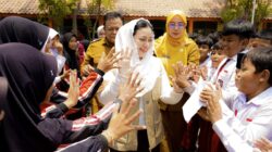 Bupati Brebes Paramitha Widya Kusuma meninjau lokasi rencana pembangunan gedung layanan medis terpadu RSUD Brebes di halaman SD Negeri 1 Brebes.