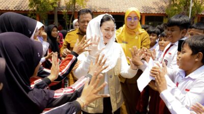 Bupati Brebes Paramitha Widya Kusuma meninjau lokasi rencana pembangunan gedung layanan medis terpadu RSUD Brebes di halaman SD Negeri 1 Brebes.
