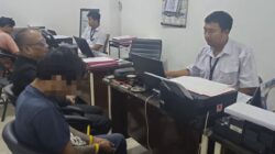 Terduga pelaku pembacokan keluarga di Randusanga Kulon, Brebes, menjalani pemeriksaan oleh penyidik kepolisian.