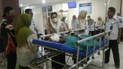 Bupati Brebes Paramitha Widya Kusuma menjenguk korban pembacokan yang dirawat di RSUD Brebes dan memastikan biaya pengobatan ditanggung Pemkab Brebes.
