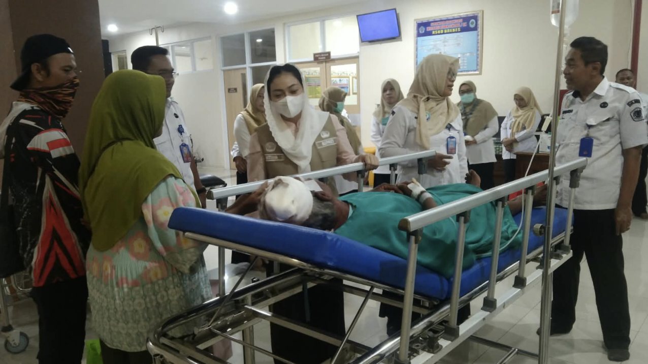 Bupati Brebes Paramitha Widya Kusuma menjenguk korban pembacokan yang dirawat di RSUD Brebes dan memastikan biaya pengobatan ditanggung Pemkab Brebes.
