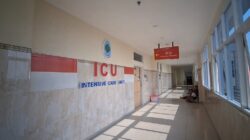 Petugas medis menangani korban pembacokan satu keluarga di Randusanga Kulon, Brebes, dengan tiga korban dewasa menjalani operasi dan satu korban dirawat di ICU.