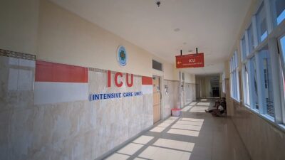 Petugas medis menangani korban pembacokan satu keluarga di Randusanga Kulon, Brebes, dengan tiga korban dewasa menjalani operasi dan satu korban dirawat di ICU.