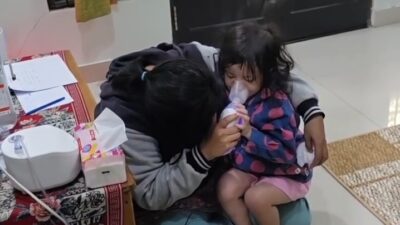 Balita di Kalimantan sesak napas akibat kebakaran hutan dan lahan menghasilkan asap yang mengancam kesehatan masyarakat.