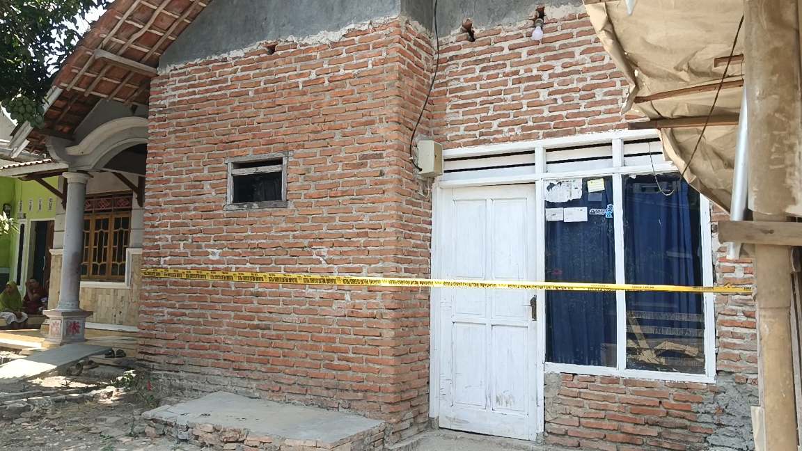 Suasana rumah di Desa Kemukten, Kersana, Brebes, yang dipasangi garis polisi setelah seorang pemuda mengaku membunuh ayahnya.