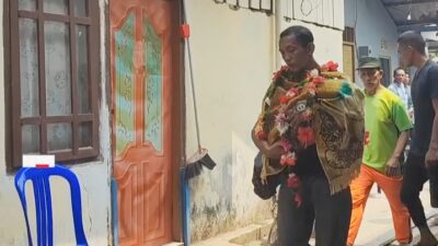 Orang tua menggendong jenazah anak dalam suasana duka setelah balita di Samarinda meninggal dunia.
