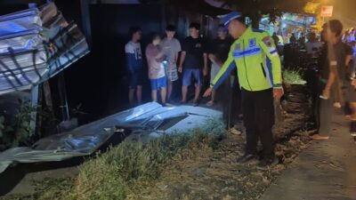 Kecelakaan truk tronton dan mobil boks di jalan menurun Bumiayu, Kabupaten Brebes.