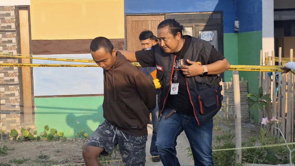 Satreskrim Polres Brebes melakukan olah TKP di Desa Kemukten, Kersana, Brebes, setelah seorang pemuda mengaku membunuh ayahnya.