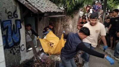 Polres Brebes mengevakuasi kerangka manusia dari rumah kosong di Jalan Gajah Mada, Kelurahan Limbangan Wetan, Kabupaten Brebes.