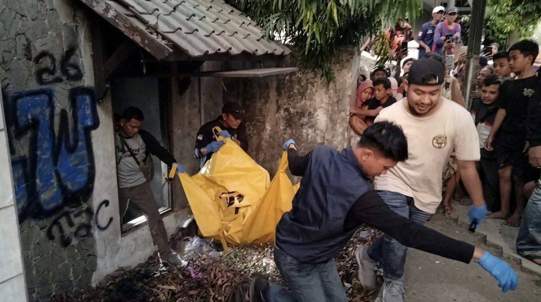 Polres Brebes mengevakuasi kerangka manusia dari rumah kosong di Jalan Gajah Mada, Kelurahan Limbangan Wetan, Kabupaten Brebes.