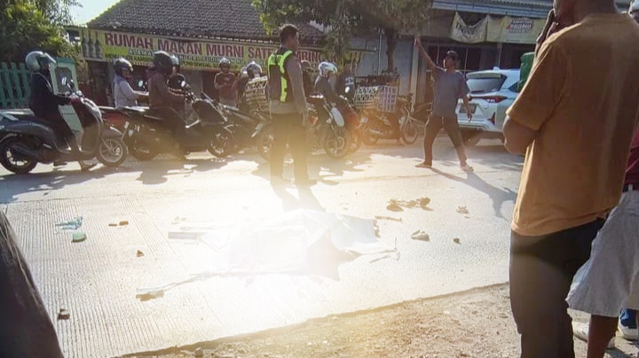 Kecelakaan Honda Beat dan truk Hino di Jalan Raya Pejagan-Ketanggungan, Brebes, yang menewaskan pengendara motor.