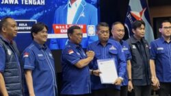 Ketua DPD Partai Demokrat Jawa Tengah Rinto Subekti menyerahkan SK Ketua DPC Demokrat Brebes kepada Asrofi di Kantor DPP Demokrat, Jakarta, 20 Oktober 2026.
