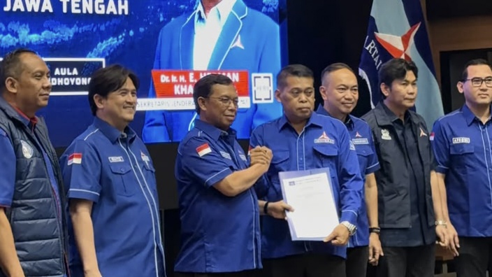 Ketua DPD Partai Demokrat Jawa Tengah Rinto Subekti menyerahkan SK Ketua DPC Demokrat Brebes kepada Asrofi di Kantor DPP Demokrat, Jakarta, 20 Oktober 2026.