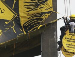 11 Aktivis Greenpeace Dibawa ke Polda Usai Bentangkan Spanduk Kritik Krisis Iklim di Bundaran HI