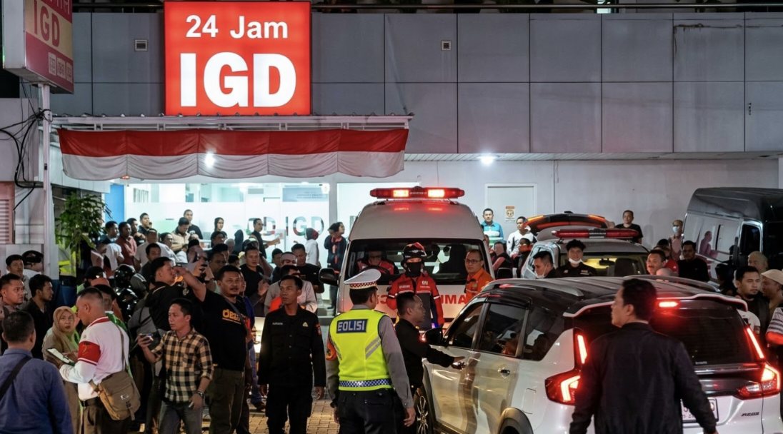Petugas medis menangani anak-anak yang diduga mengalami keracunan MBG di Kota Cirebon.