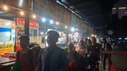 Aktivis Greenpeace Indonesia membentangkan spanduk tuntutan penanganan krisis iklim di Patung Selamat Datang, Bundaran HI, Jakarta, 20 Oktober 2026.
