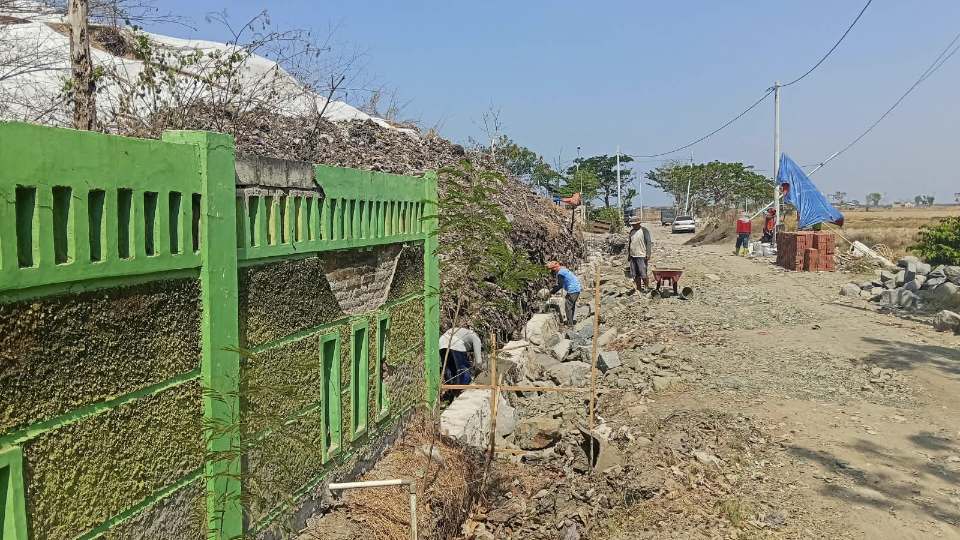 Proyek revitalisasi TPA Kaliwlingi Kabupaten Brebes dengan anggaran Rp 1,81 miliar untuk pembangunan pagar keliling dan jalan beton.