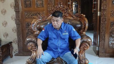 Asrofi Ketua DPC Demokrat Brebes menunjukkan sikap terkait penolakan atas penetapan dirinya.