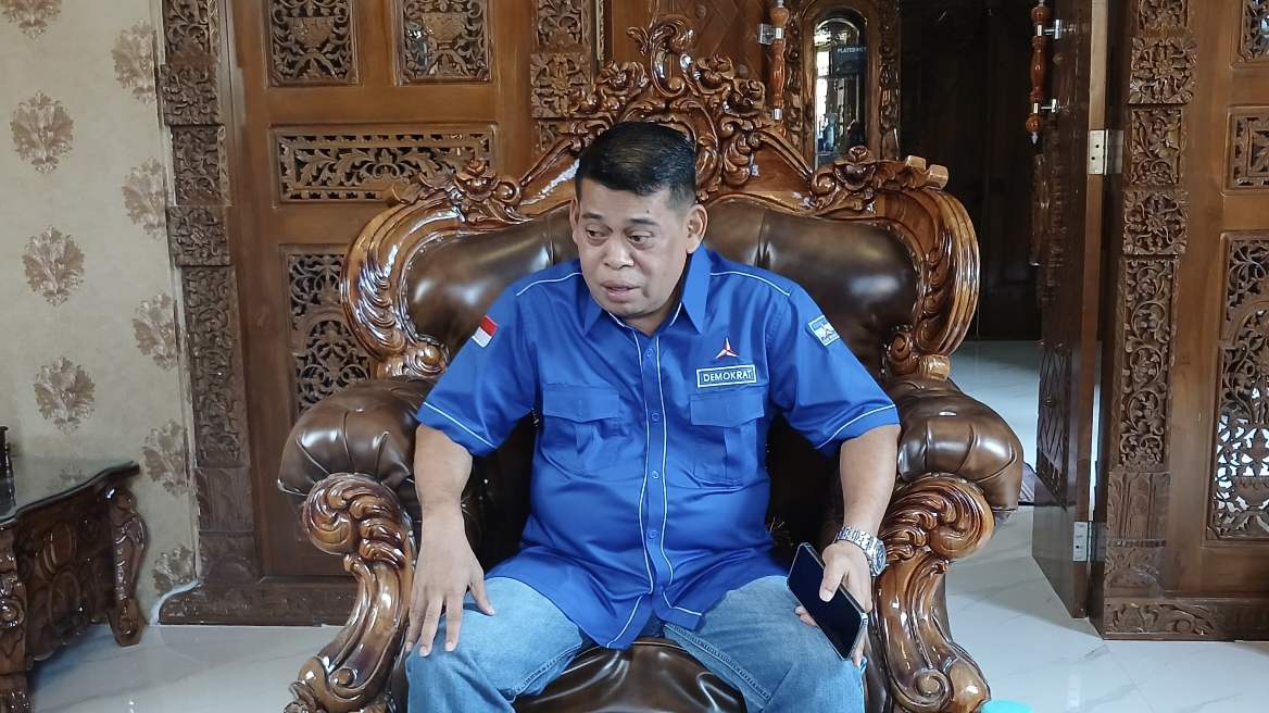 Asrofi Ketua DPC Demokrat Brebes menunjukkan sikap terkait penolakan atas penetapan dirinya.