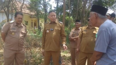 Dinas Perumahan Rakyat dan Kawasan Permukiman (Dinperwaskim) Brebes minjau rumah korban pembacokan di Desa Randusanga Kulon.