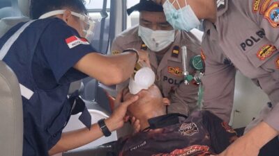 Relawan pemadam kebakaran saat menangani karhutla di Kalimantan Selatan