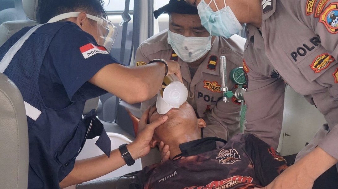 Relawan pemadam kebakaran saat menangani karhutla di Kalimantan Selatan