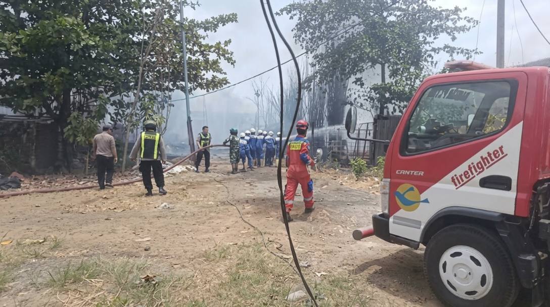 Kebakaran kandang ayam broiler di Desa Limbangan, Kersana, Brebes.