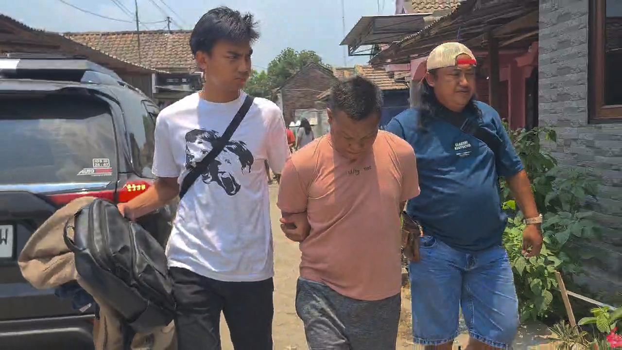 Polisi menangkap terduga pelaku pencurian uang Rp80 juta di parkiran Samsat Brebes.