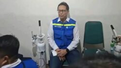 Menkes Budi Gunadi Sadikin menggunakan selang oksigen saat mengunjungi rumah oksigen di Palangka Raya, Kalimantan Tengah.