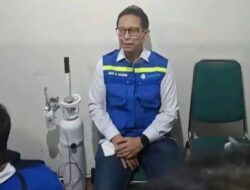 Minta Warga Beradaptasi dengan Asap, Menkes Budi Gunadi Malah Viral Pakai Oksigen di Kalteng