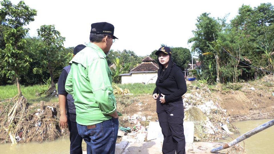 Bupati Brebes Paramitha Widya Kusuma meninjau kondisi kritis Sungai Babakan untuk persiapan penanganan banjir dan normalisasi.