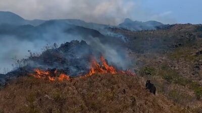 Helikopter melakukan pemadaman udara di kawasan kebakaran hutan Gunung Ciremai.