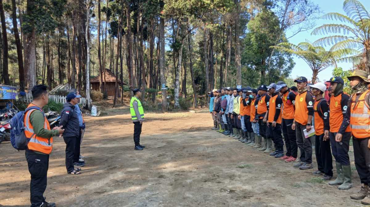 Petugas melakukan pemadaman kebakaran hutan di kawasan Gunung Lawu, Karanganyar, Jawa Tengah.