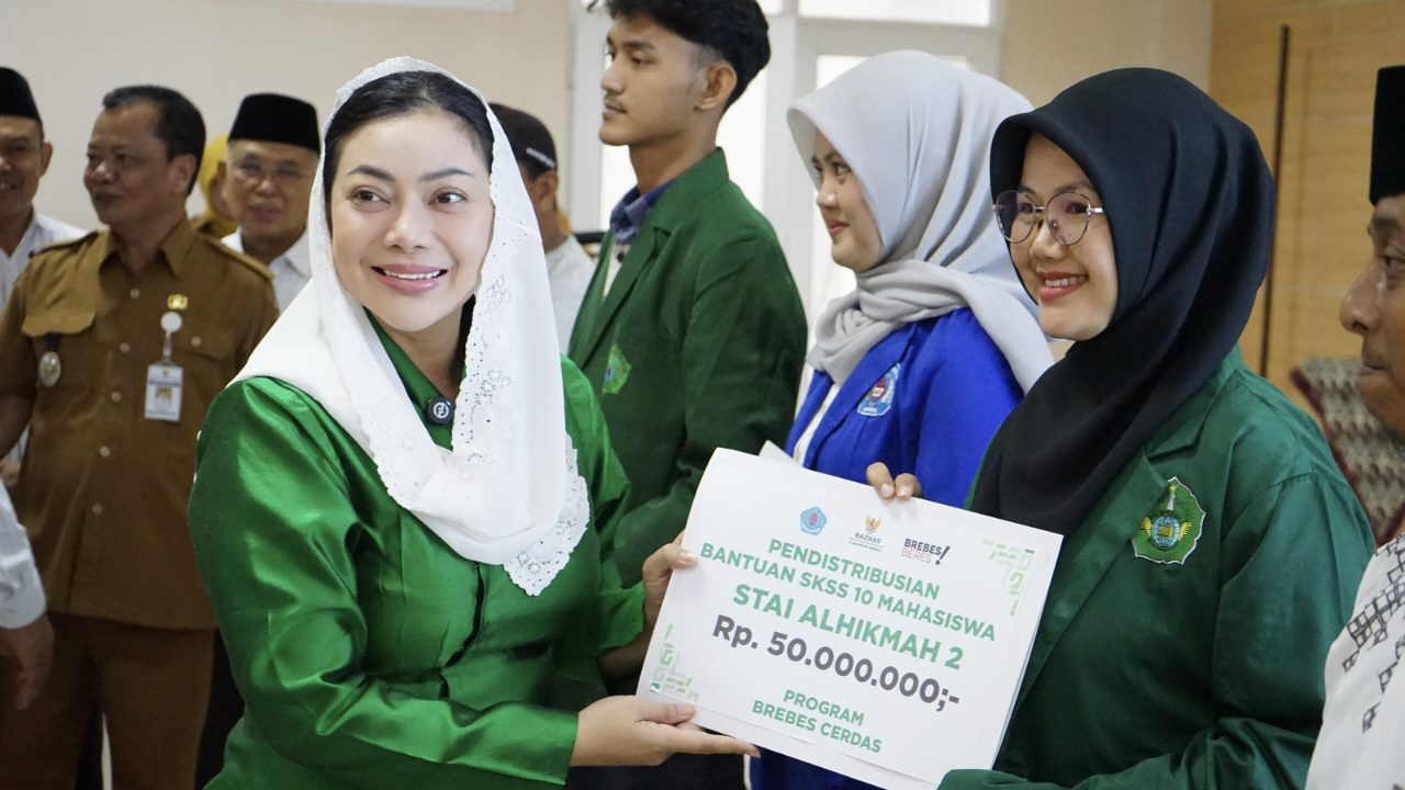 Bupati Brebes Paramitha Widya Kusuma menyerahkan bantuan Baznas untuk pendidikan dan kesejahteraan masyarakat