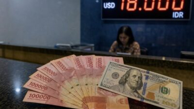Uang rupiah dan dolar AS di tengah tekanan nilai tukar dan kenaikan harga minyak dunia
