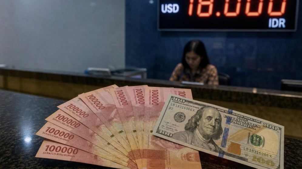 Uang rupiah dan dolar AS di tengah tekanan nilai tukar dan kenaikan harga minyak dunia