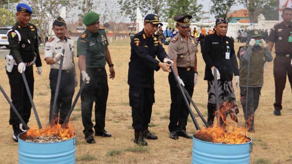 Pemusnahan rokok ilegal dan minuman beralkohol oleh Bea Cukai Tegal dan Pemkab Brebes.