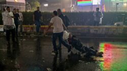 Polisi bertameng menghadang demonstran saat kericuhan aksi Hari Sumpah Pemuda di Jakarta, Rabu malam, 28 Oktober 2026.