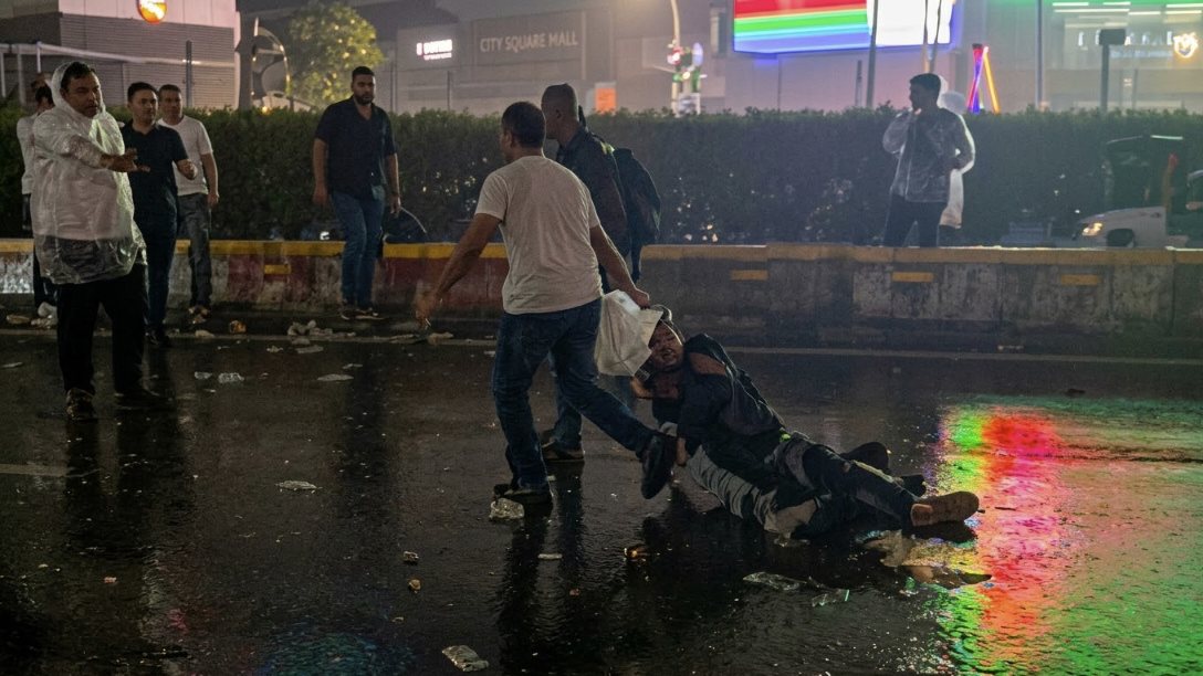 Polisi bertameng menghadang demonstran saat kericuhan aksi Hari Sumpah Pemuda di Jakarta, Rabu malam, 28 Oktober 2026.