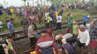 Petugas memeriksa lokasi kejadian warga tertemper KA Cakra Buana di Bumiayu, Brebes.