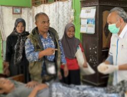 Haru! Tim Medis RSUD Ir. Soekarno Datangi Warga Penderita Ulkus Kronis di Brebes Lewat Nakes Door to Door
