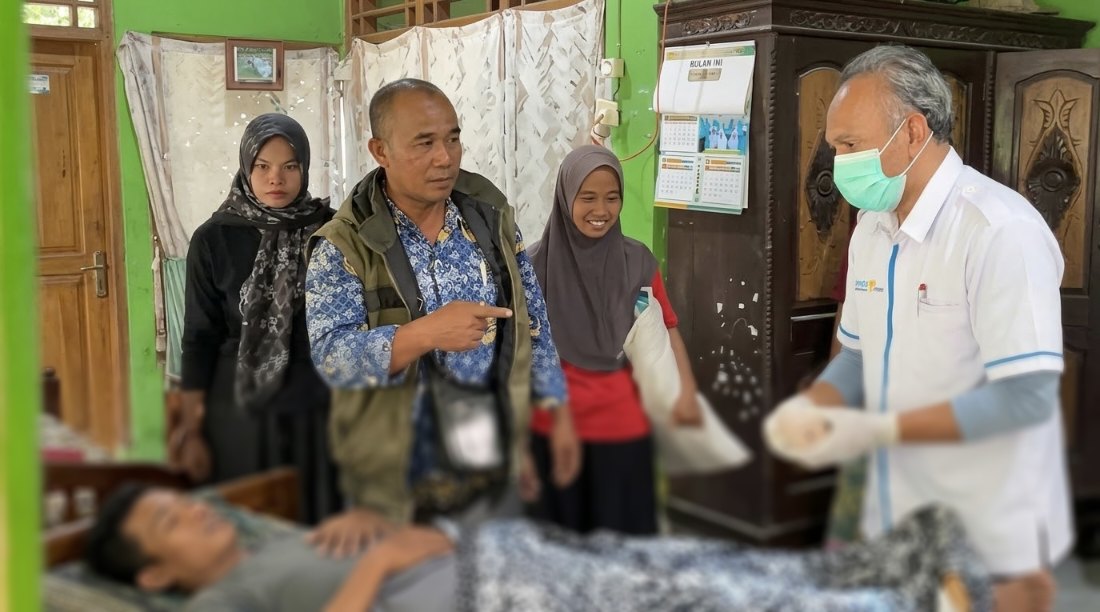 Tim kesehatan RSUD Ir. Soekarno Brebes melakukan pemeriksaan medis door to door pada pasien ulkus kronis di Desa Ciduwet, Ketanggungan.